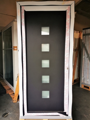 PVC DEUR MET SIERPANEEL MET 5 VIERKANTEN ZWART 980 x 2100mm LINKS