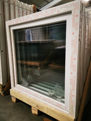 PVC DRAAI-KIEPRAAM 1 VLEUGEL WIT 1000 x 1000mm LINKS