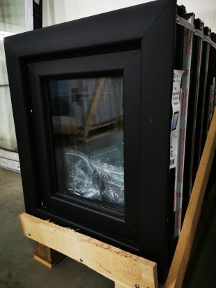 PVC DRAAI-KIEPRAAM 1 VLEUGEL ZWART 500 x 600mm RECHTS