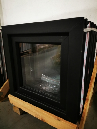 PVC DRAAI-KIEPRAAM 1 VLEUGEL ZWART 600 x 600mm LINKS