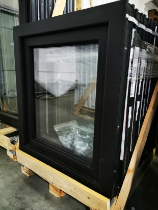 PVC DRAAI-KIEPRAAM 1 VLEUGEL ZWART 700 x 800mm LINKS
