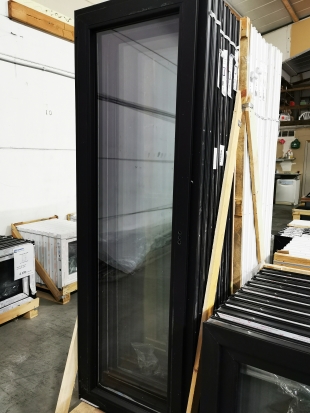 PVC DRAAI-KIEPRAAM 1 VLEUGEL ZWART 700 x 2100mm RECHTS