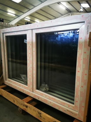 PVC DRAAI-KIEPRAAM 2 VLEUGELS WIT 1500 x 1000mm LINKS