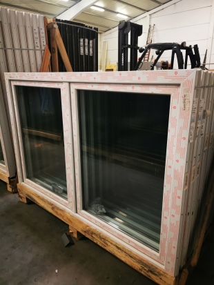 PVC DRAAI-KIEPRAAM 2 VLEUGELS WIT 1800 x 1200mm RECHTS
